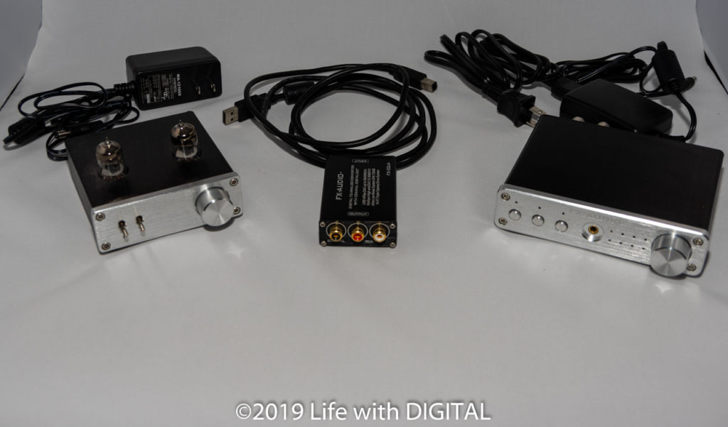 左から真空管プリアンプ「TUBE-01J」、DAC「FX-02J+」、プリメインアンプ「D302J+」